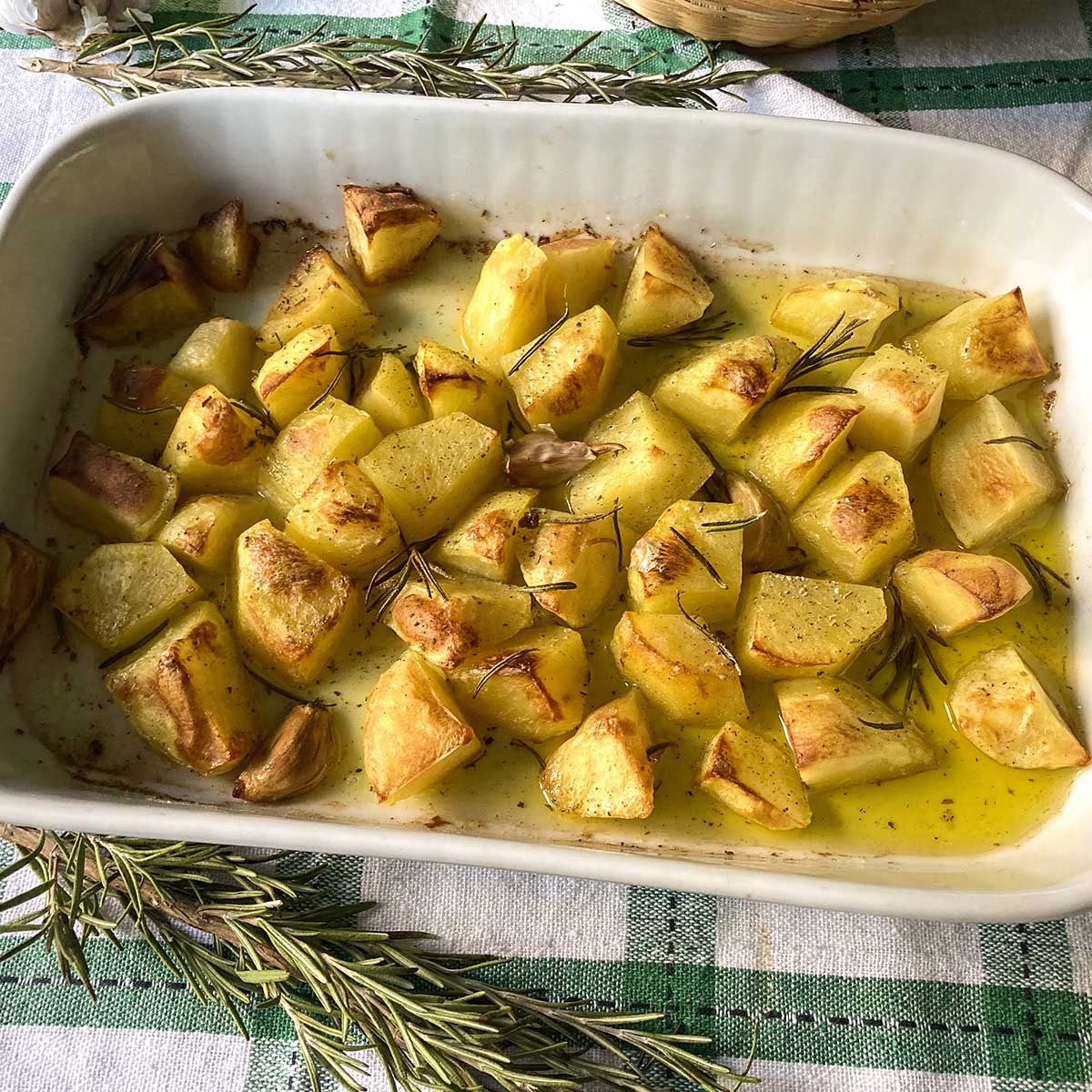 Master Easy Italian Roasted Potatoes: Beloved Garlic-Rosemary Side